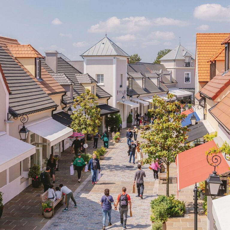 la-vallee-village1